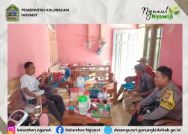 Bhabinkamtibmas Ngunut Sambangi Kediaman Mantan Tata Laksana dan Beri Motivasi Pekerja